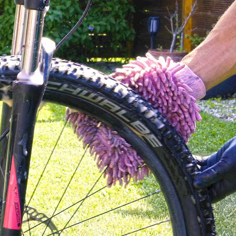 Fahrradreifen putzen mit Pastaclean Waschhandschuh