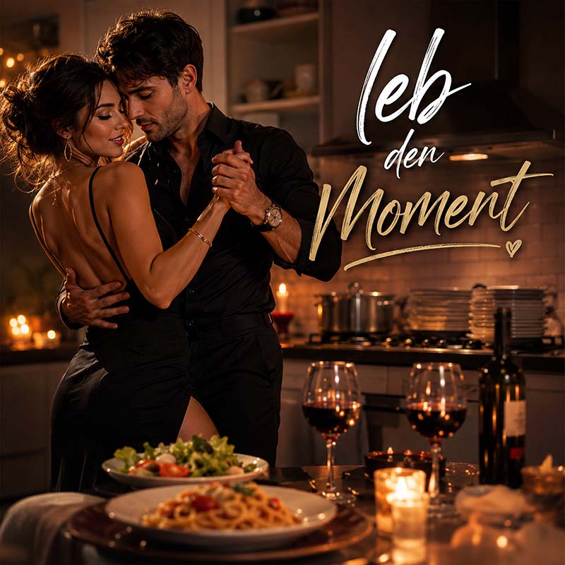 Pasta und Salat auf einem Tisch mit Rotweingläsern und Kerzen, Küche im Hintergrund, Schriftzug "Leb den Moment"