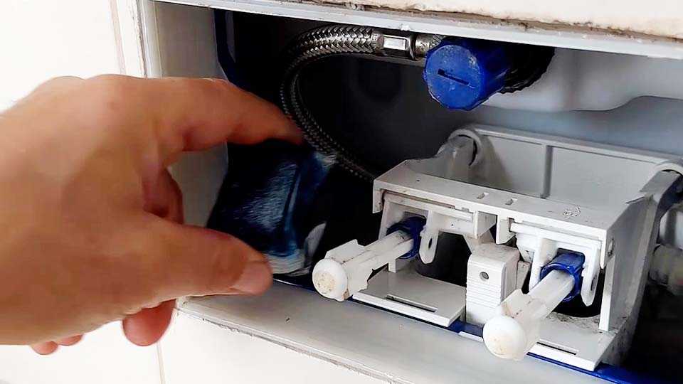 Blauspüler richtig anwenden – für blaues WC-Wasser