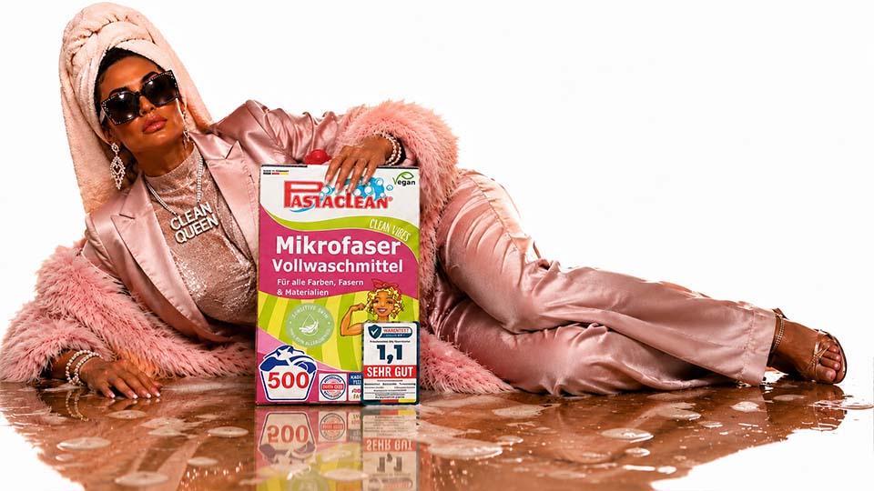 Pastaclean Mikrofaser Vollwaschmittel 500 Waschladungen mit Dekadent Diva Glamour-Motiv – Waschmittel für alle Farben, Fasern & Materialien, Clean Vibes, Clean Queen Lifestyle Bild.
