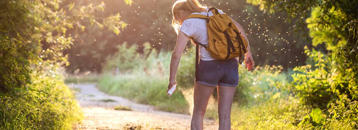 insektenspray-mueckenschutz-beim-wandern-im-wald