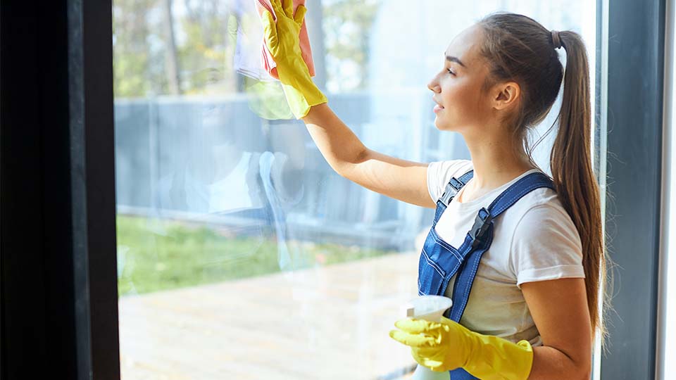 Fenster putzen: Tipps für streifenfreie Ergebnisse