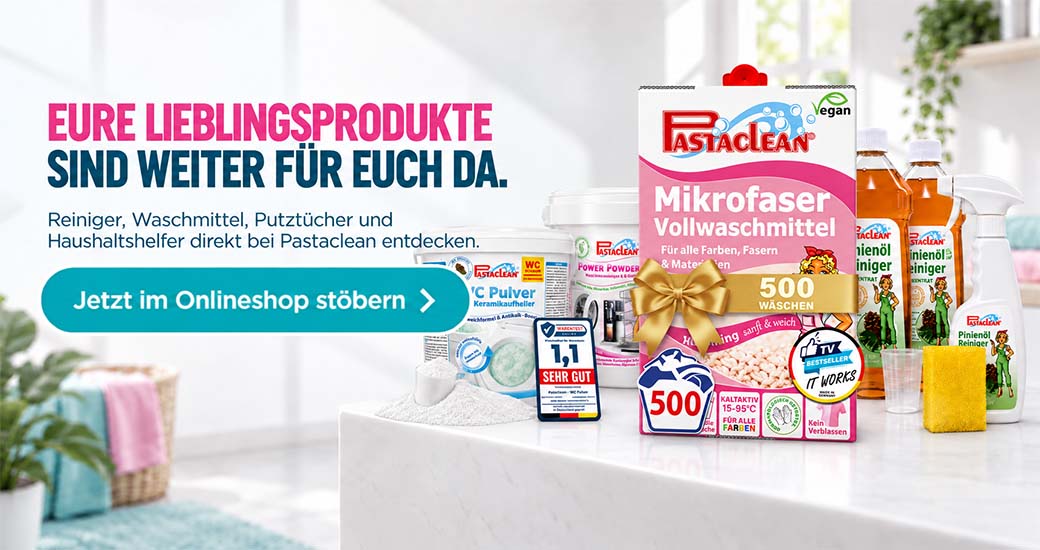Pastaclean Mikrofaser Vollwaschmittel für alle Farben, Fasern und Materialien, geeignet für 500 Wäschen, inklusive Reiniger, Waschmittel, Putz- und Pflegeprodukte im Hintergrund.