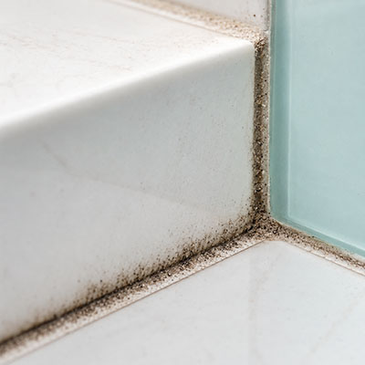 Schlieren auf einer Fensterscheibe neben einer klaren Glasfläche