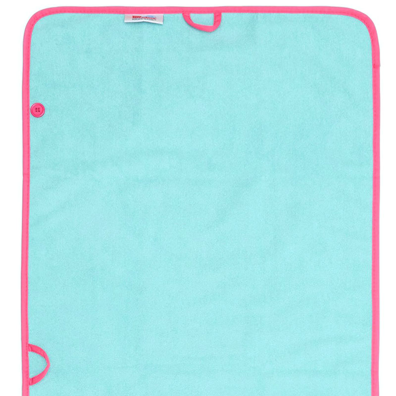 Detailansicht des türkisen Pastaclean Kosmetik- & Frisierhandtuchs mit pinker Umrandung, Knopfverschluss, Aufhänger und weicher schnelltrocknender Mikrofaser