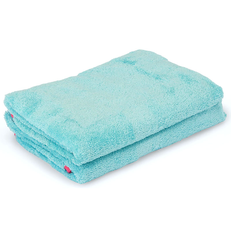 Gefaltete Pastaclean Kosmetik- & Frisierhandtücher im 2er-Set in Türkis, schnelltrocknende antibakterielle Mikrofaser mit pinken Details