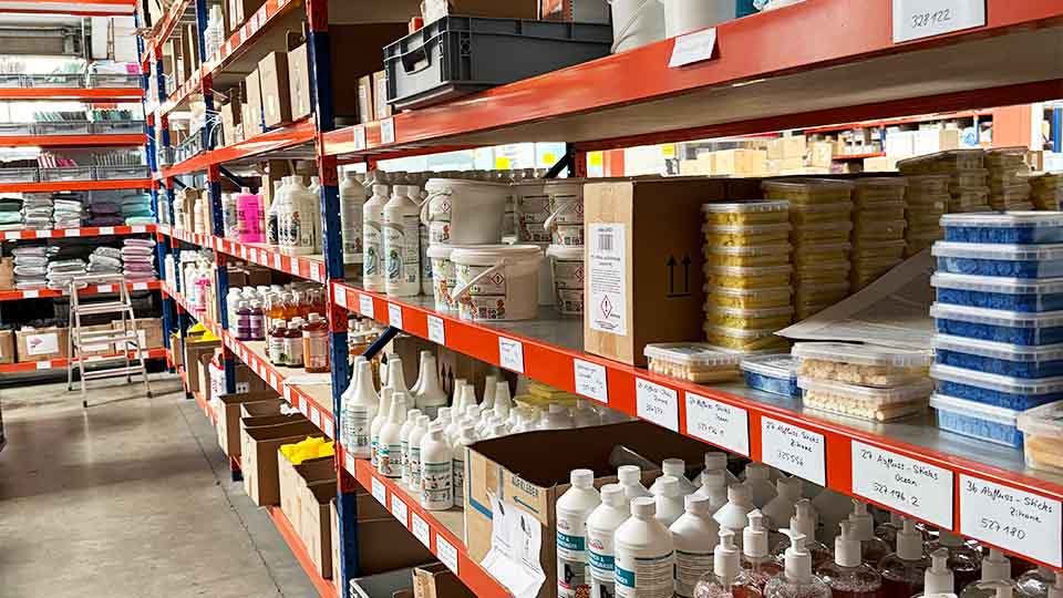 Pastaclean Lagerverkauf in Bad Liebenstein – Regale voller Reinigungsmittel, Konzentrate und Putztücher direkt vom Hersteller