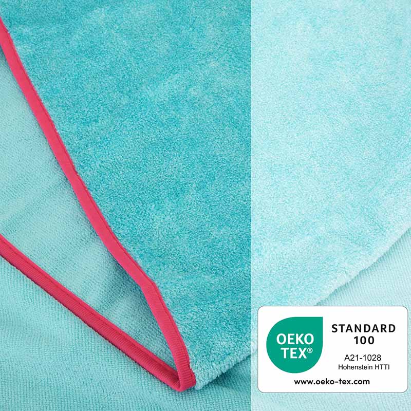 Detailansicht türkiser Pastaclean Mikrofaser Kosmetik- & Frisierhandtücher mit pinker Umrandung und Oeko-Tex Standard 100 Zertifikat